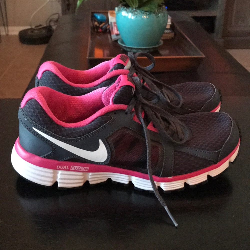 Nike Dual Fusion ST2 Athletic Shoes